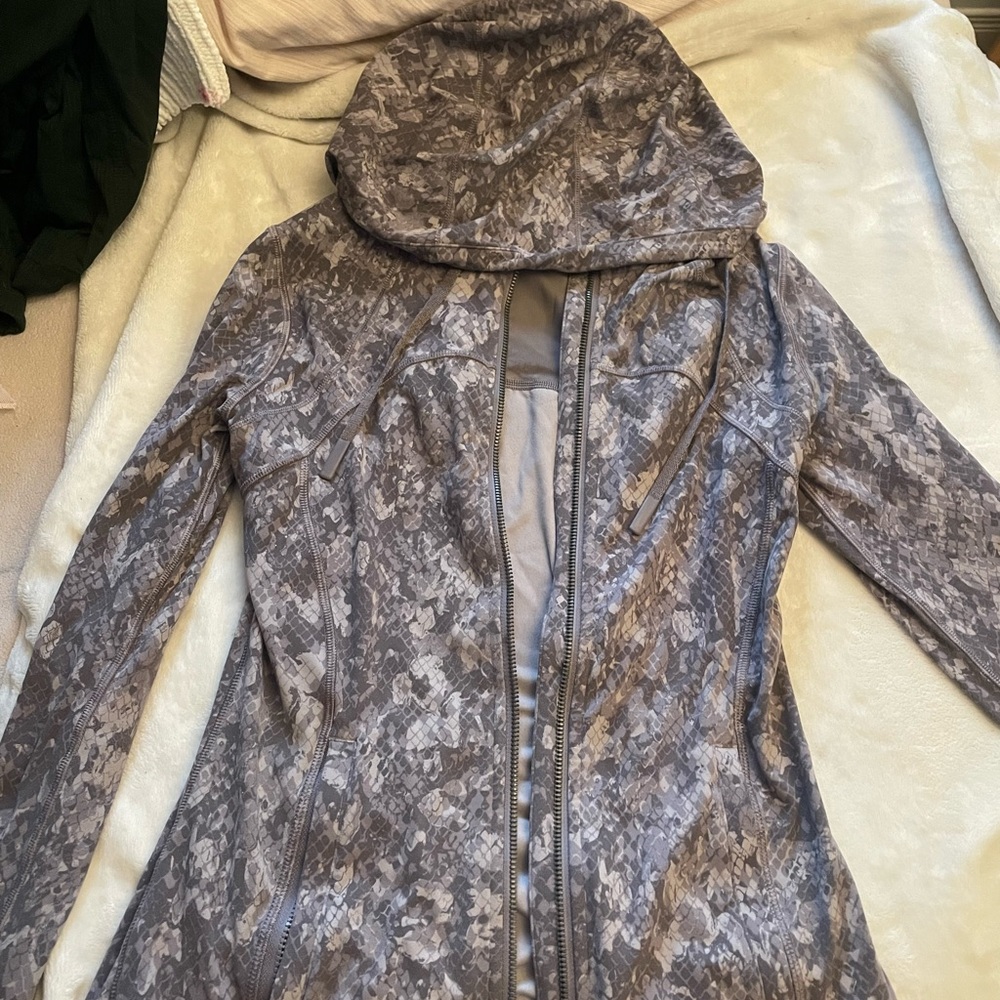 lululemon athletica Women's Hooded Utility Jacket - Gray Camo Print